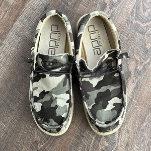 MENS camouflage Hey Dude size 14